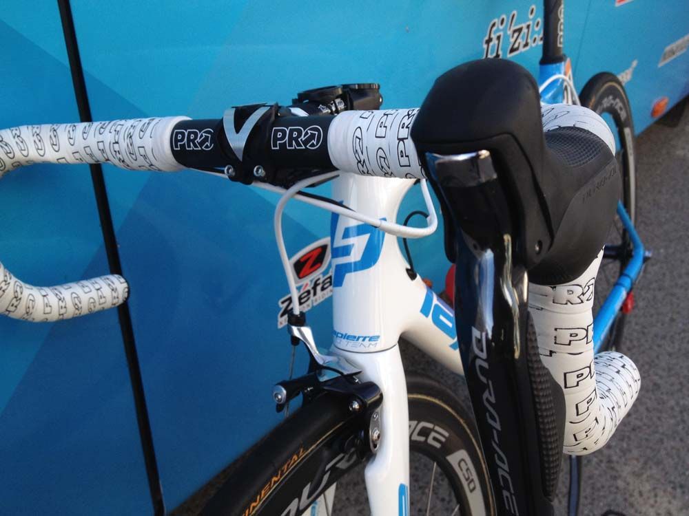 Shimano made PRO Components provide the stem, bars and bartape upfront for Pinot