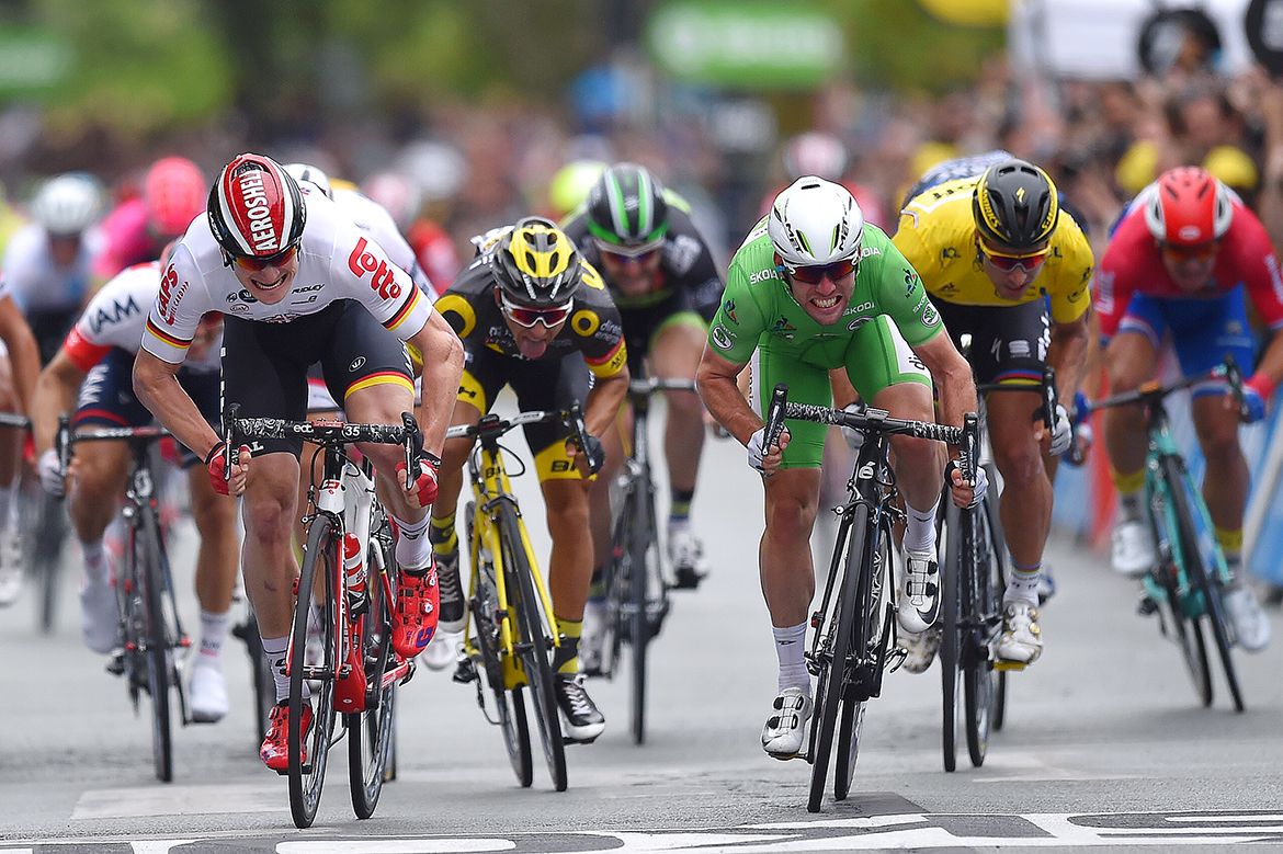 Mark Cavendish (Dimension Data) makes a late charge to beat Andre Greipel (Lotto Soudal) on stage 3 of the Tour de France