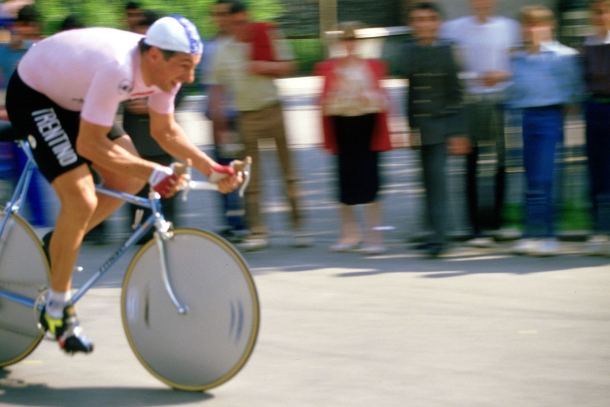 Francesco Moser, wearing pink having won the 1984 Giro, gets the 1985 edition underway in the very same town of Verona