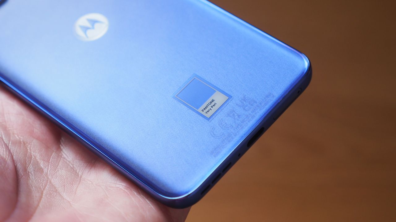 Moto Edge Neo in Peri Peri Pantone finish