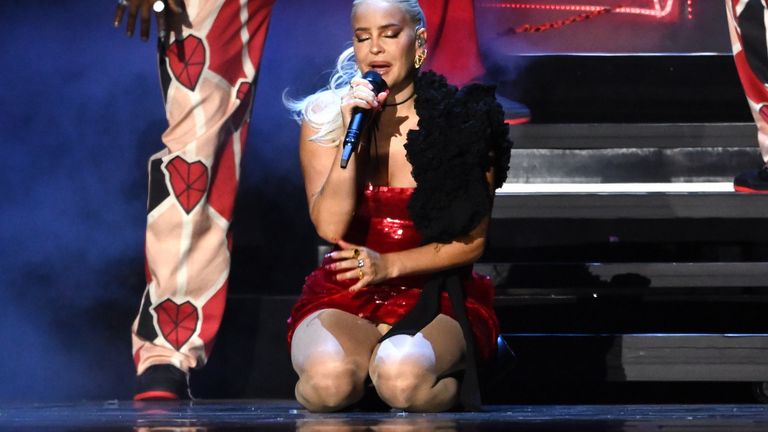 Anne-Marie falls at the BRITs Anne-Marie performs at The BRIT Awards 2022 at The O2 Arena on February 08, 2022 in London, England