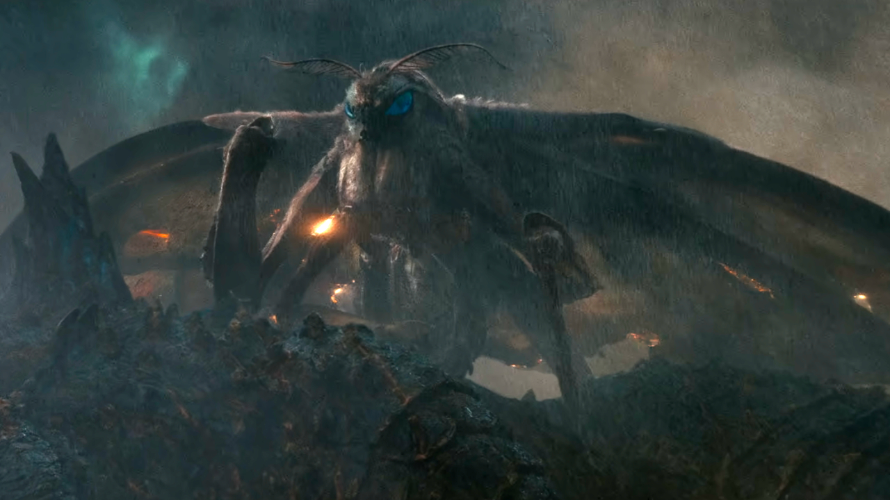 Mothra se encuentra protectoramente encima de Godzilla en Godzilla: Rey de los Monstruos.