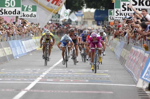 The sprint finish was greatly reduced in size by wrecks in the last kilometre