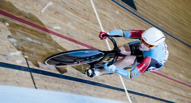 Anna Meares beats Kristina Vogel in the Women's Sprint Qualification