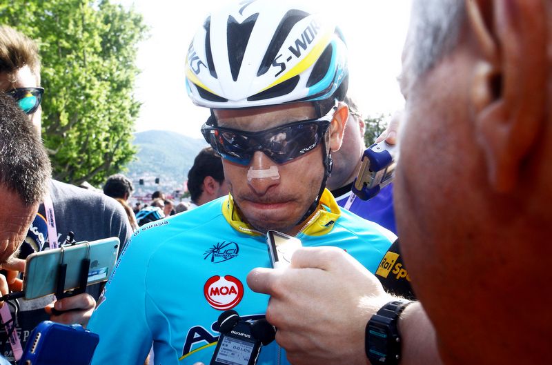 Fabio Aru with reporters after the stage