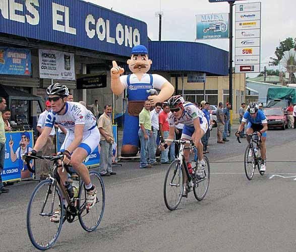 Jan Lof, Jean Lachance and Alejandro Padilla chance their arm.