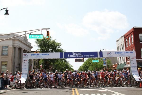 The men's peloton awaits the start.