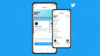 Twitter Blue visas på en liten och en stor mobil mot en blå bakgrund med en vit Twitter-logo i ena hörnet.