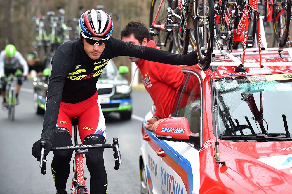 Jacopo Guarnieri gets some assistance.