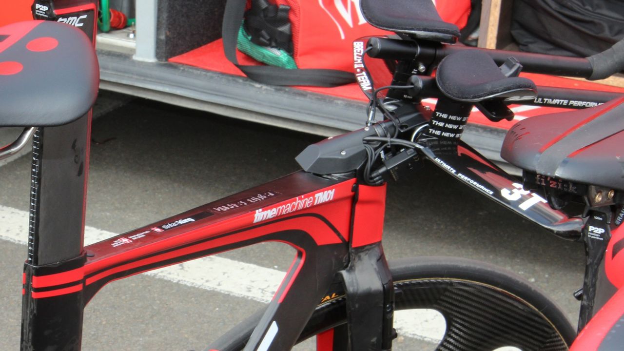 While Di2 routing offers gear shifting regardless of tight bends, it is not without its challenges.
