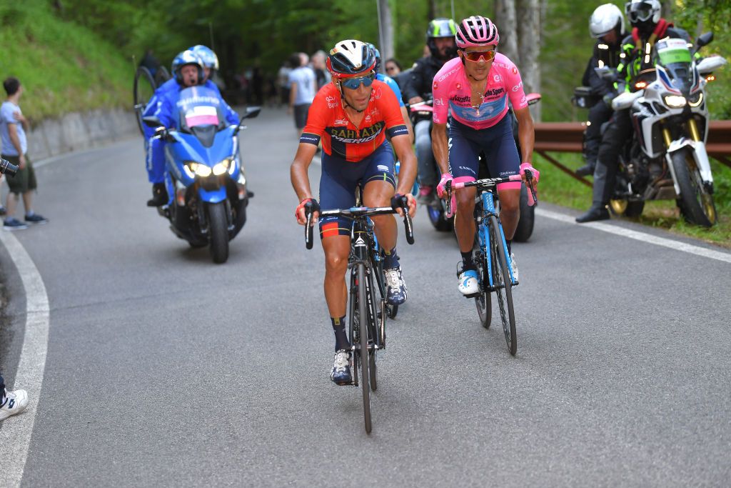 Nibali launches an attack ahead of Carapaz