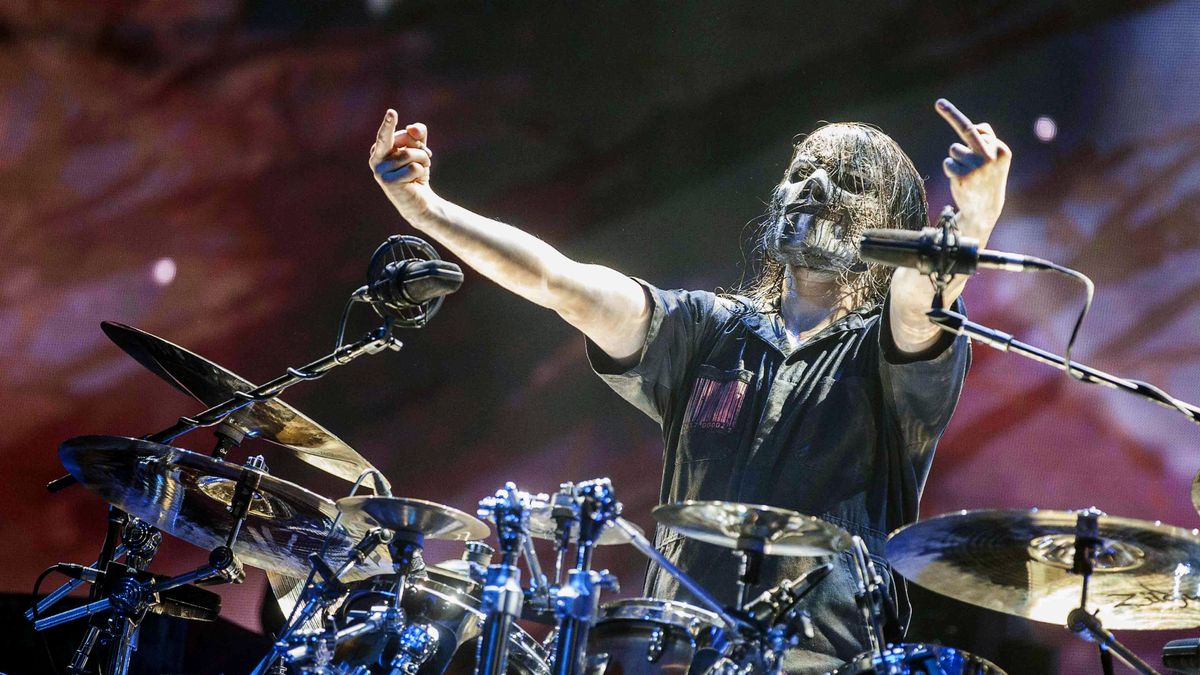 Jay Weinberg in Slipknot mask