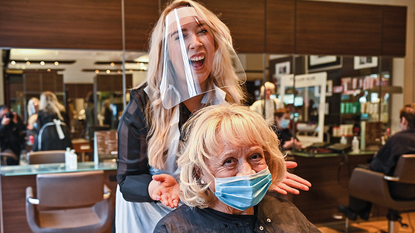 Women at a hairdresser's © Getty
