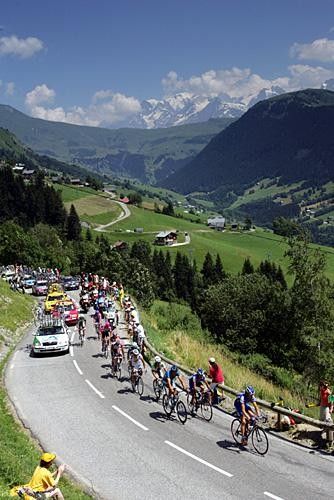 The first group comes through on the Col des Saisies with Mont Blanc in the background.