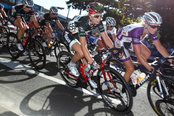 Jenelle Crooks (QLD) takes the top corner in the bunch