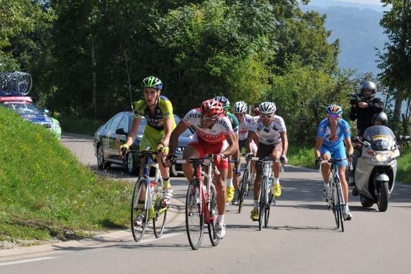 The break tackles the first climb