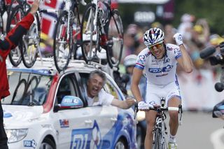 Marc Madiot shouts at Thibaut Pinot as he wins at the 2012 Tour de France (Sunada)