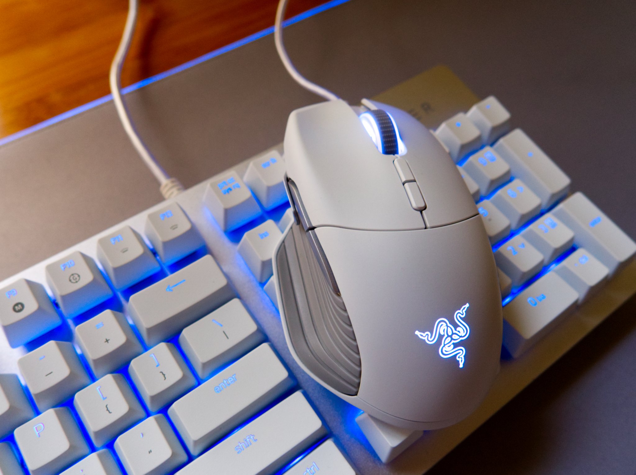 Razer white. Razer Basilisk Mercury White. Мышка Razer Basilisk Mercury White. Razer Basilisk белая. Игровая мышь Razer Basilisk Mercury белый.