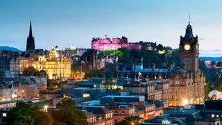 Landscape photo of the city of Edinburgh at dusk