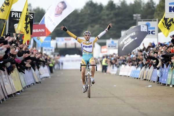 Bart Wellens (Telenet - Fidea) has plenty of time to celebrate his win in Oostmalle.