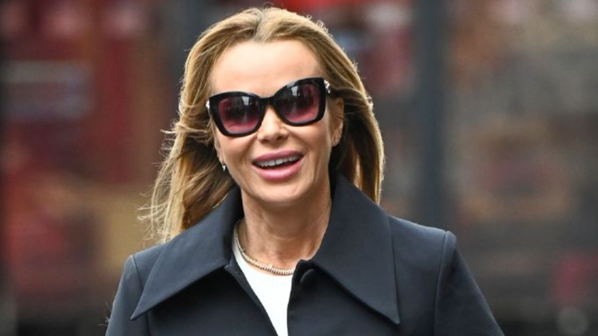 La jupe à paillettes d'épée scintillante d'Amanda Holden vient de faire monter d'un cran notre enthousiasme festif avec ses vibrations de guirlandes sérieuses