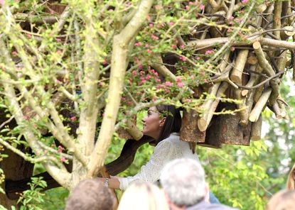 Duchess of Cambridge visits her Chelsea Flower Show with her family ...