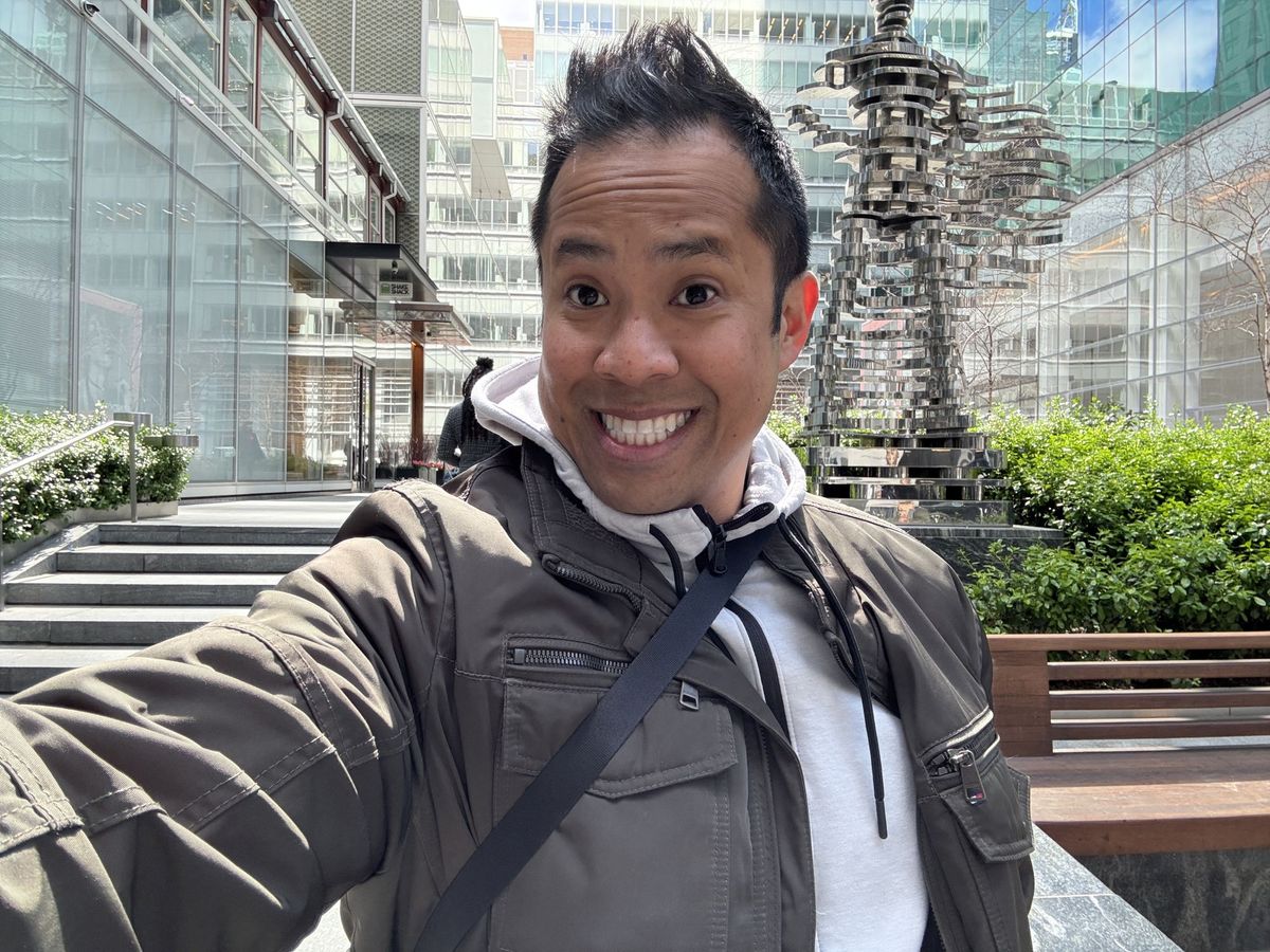 Apple iPhone 16e selfie sample.