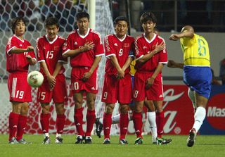 SEOGWIPO, REPUBLIC OF KOREA: Brazil's Roberto Carlos (R) unleashes a 14th minute free-kick for a goal, 08 June 2002 at the Jeju World Cup Stadium in Seogwipo, during first round Group C action between Brazil and China in the 2002 FIFA World Cup Korea/Japan. AFP PHOTO/ANTONIO SCORZA (Photo credit should read ANTONIO SCORZA/AFP via Getty Images)