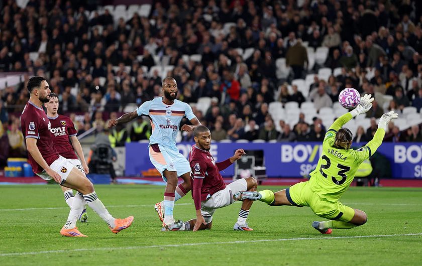 Igor Thiago of Brentford scores his team&#039;s first goal during the Premier League match between West Ham United and Brentford at London Stadium on October 20, 2025 in London, England
