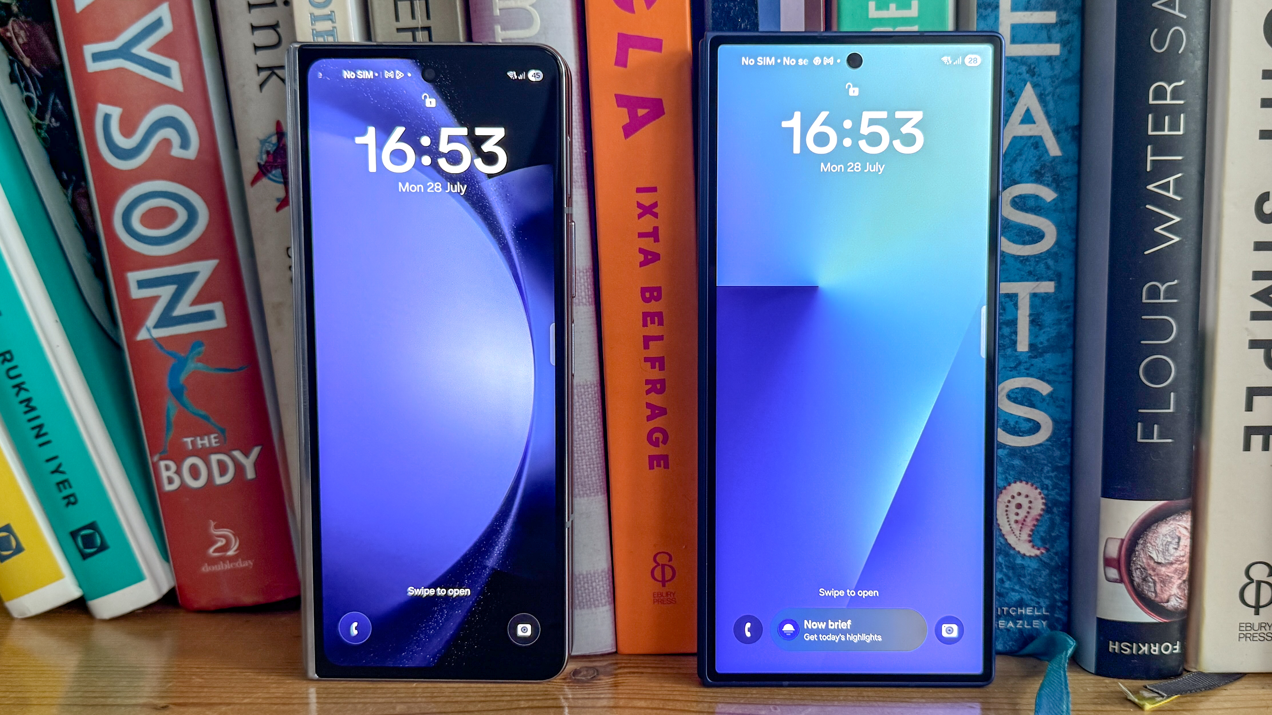 Galaxy Z Fold 5 (right) Galaxy Z Fold 7 (left)