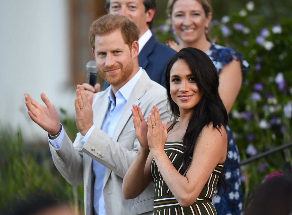 Meghan Markle a laissé sa bague de fiançailles à la maison pour paraître plus « discrète » en tournée