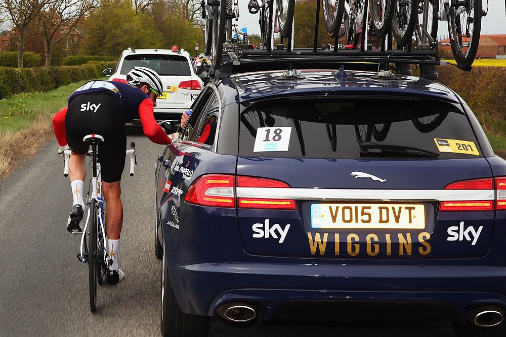 Wiggins has a word with his team