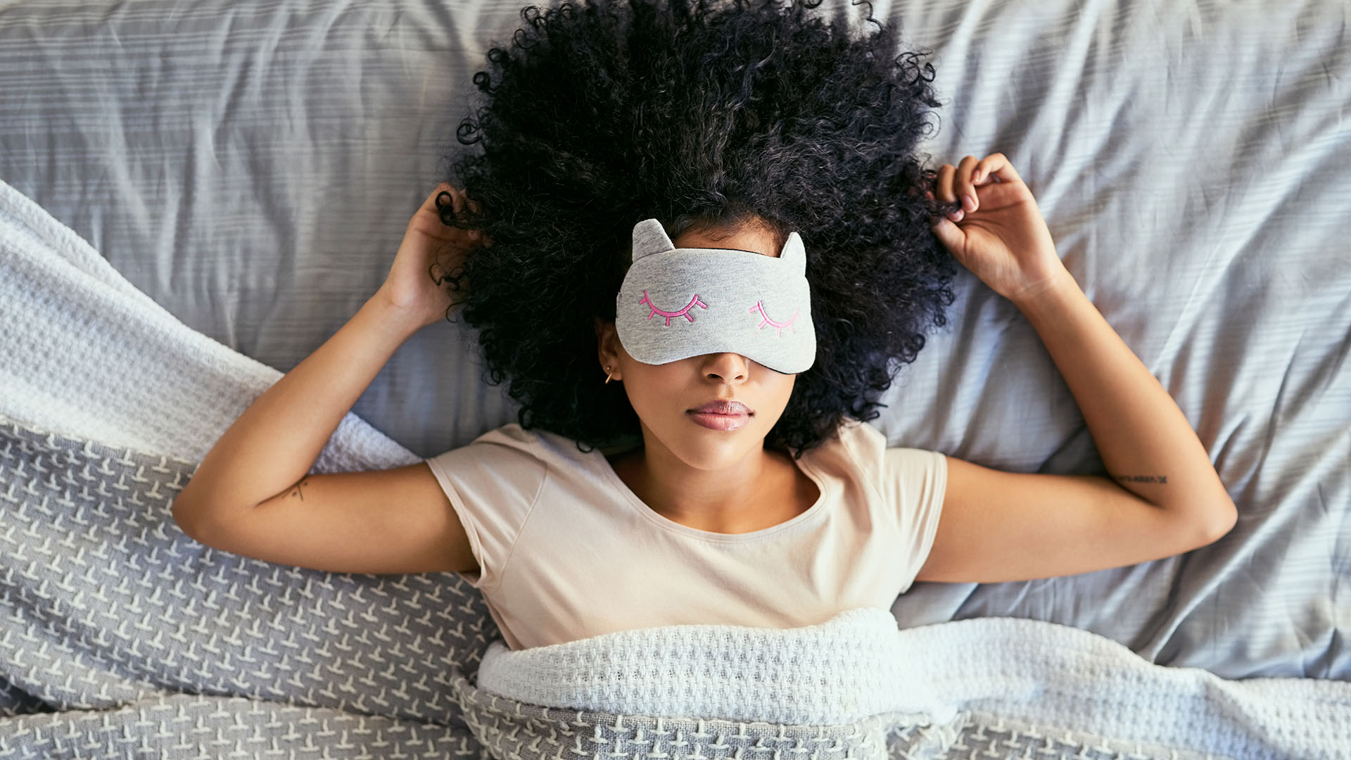 Женщина спит в маске для глаз