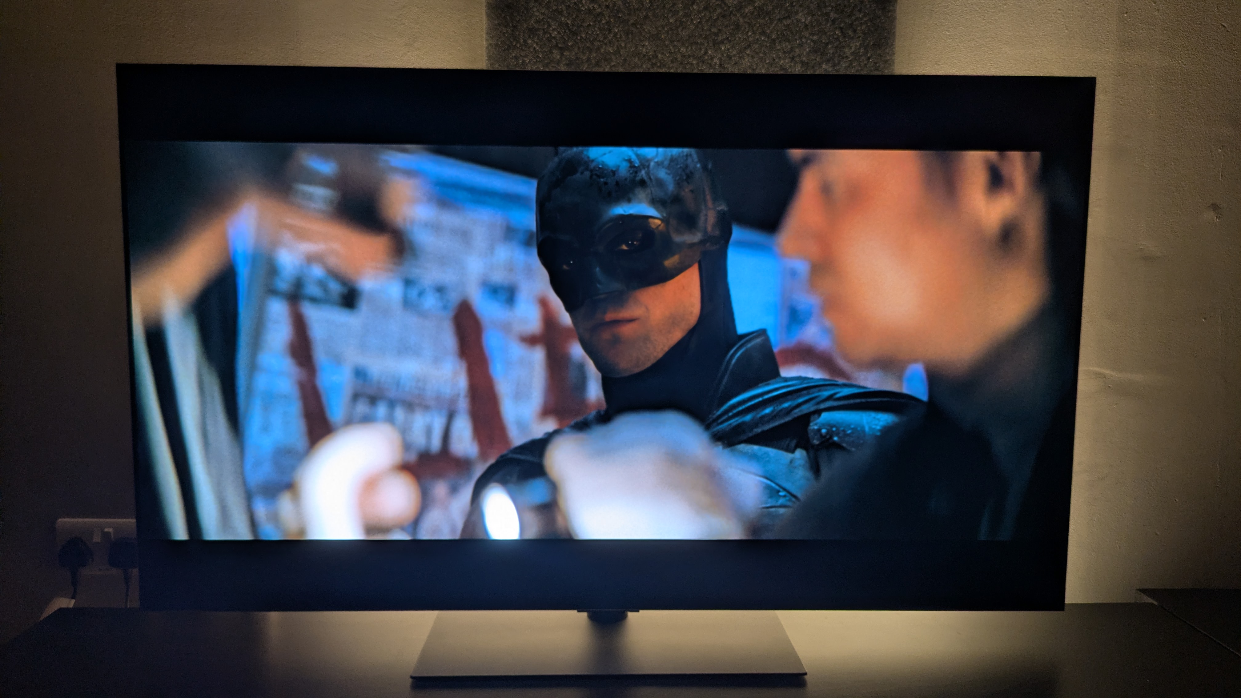 LG G5 showing The Batman on screen with auto dynamic contrast set to off