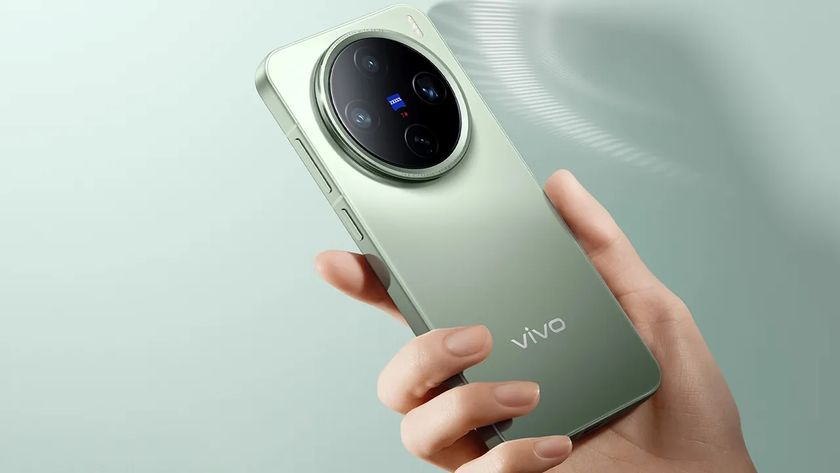 The Vivo X200 Pro Mini in hand