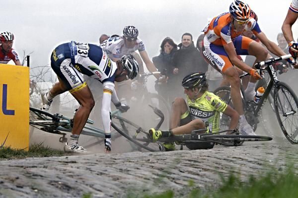 Stijn Devolder (Vacansoleil-DCM) and Filippo Pozzato (Farnese Vini-Selle Italia) crashed in the Bers&eacute;e cobble sector.