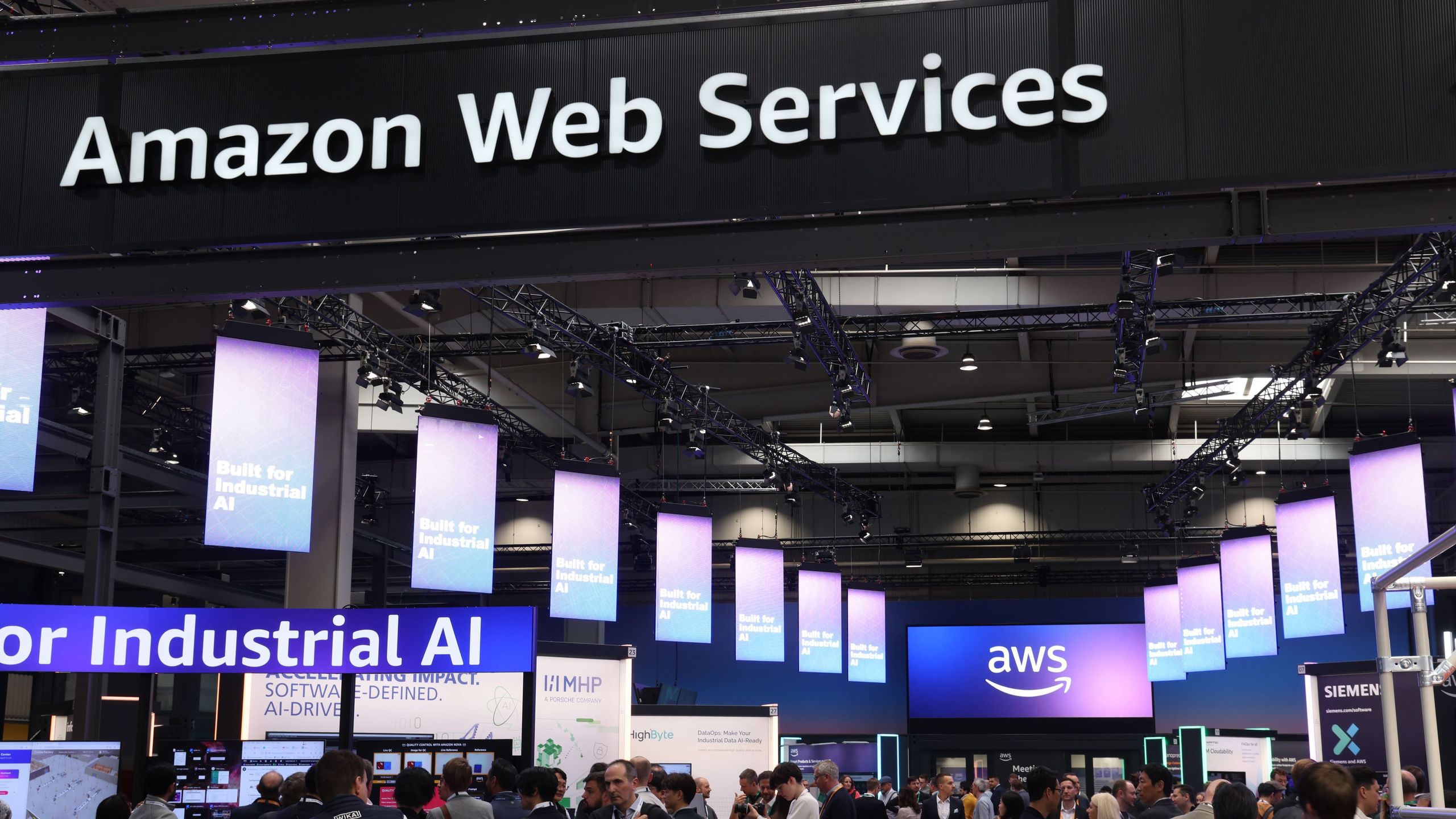 AWS outages cause downtime at Zoom, Slack, and even Fortnite AWS outages cause downtime at Zoom, Slack, and even Fortnite