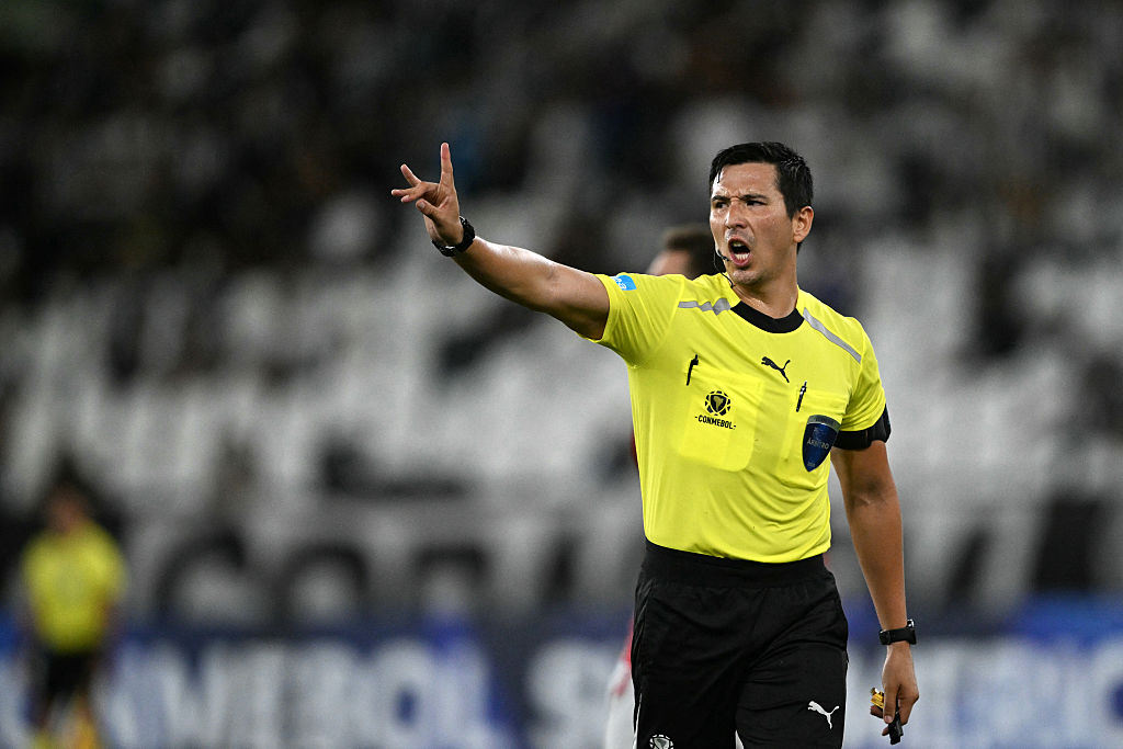 Peruvian referee Kevin Ortega gestures during the Copa Sudamericana group stage football match between Brazil's Botafogo and Venezuela's Caracas FC at the Nilton Santos stadium in Rio de Janeiro, Brazil, on April 9, 2026. (Photo by MAURO PIMENTEL / AFP)