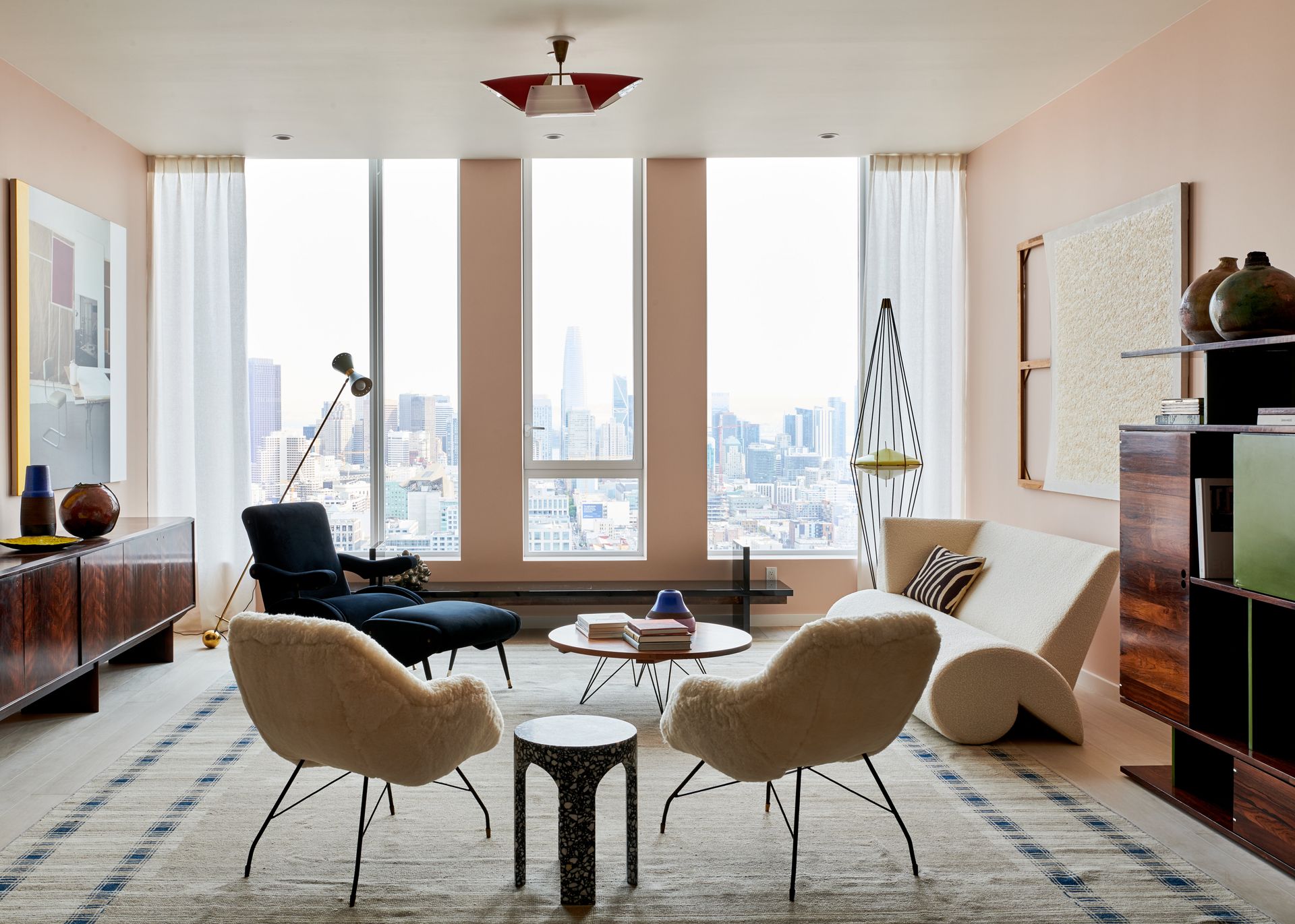 Ένα σαλόνι με άπλετο φυσικό φως