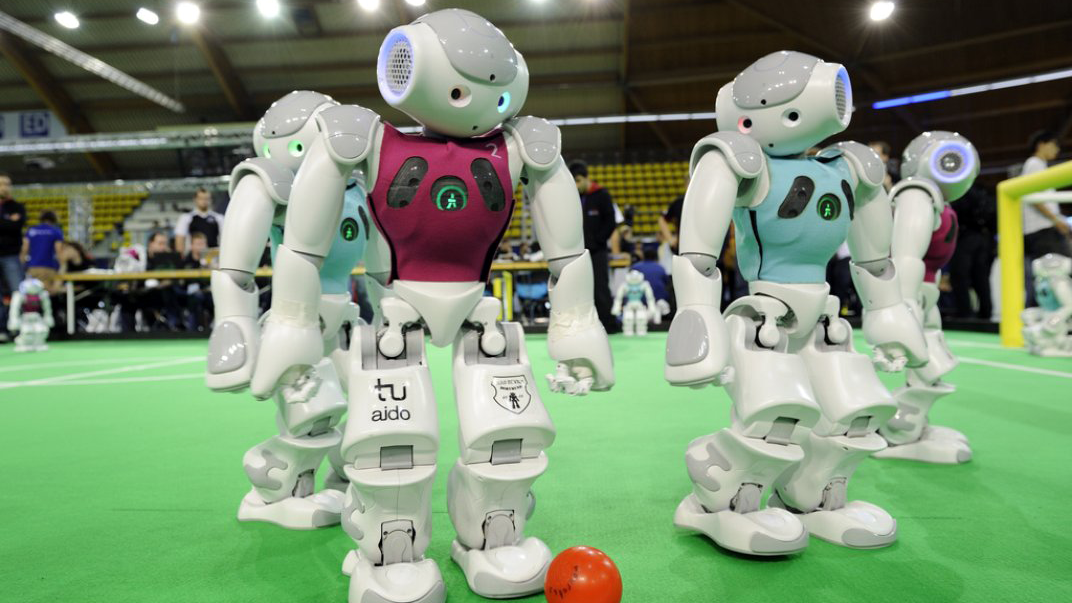 Роботы для развлечения. Футбол роботов. Чемпионат роботов. Футбол робототехника. Роботы играют в футбол
