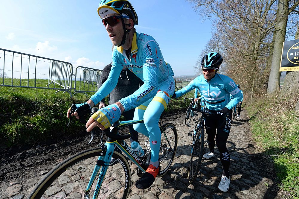 Lars Boom gets some help up the Koppenberg