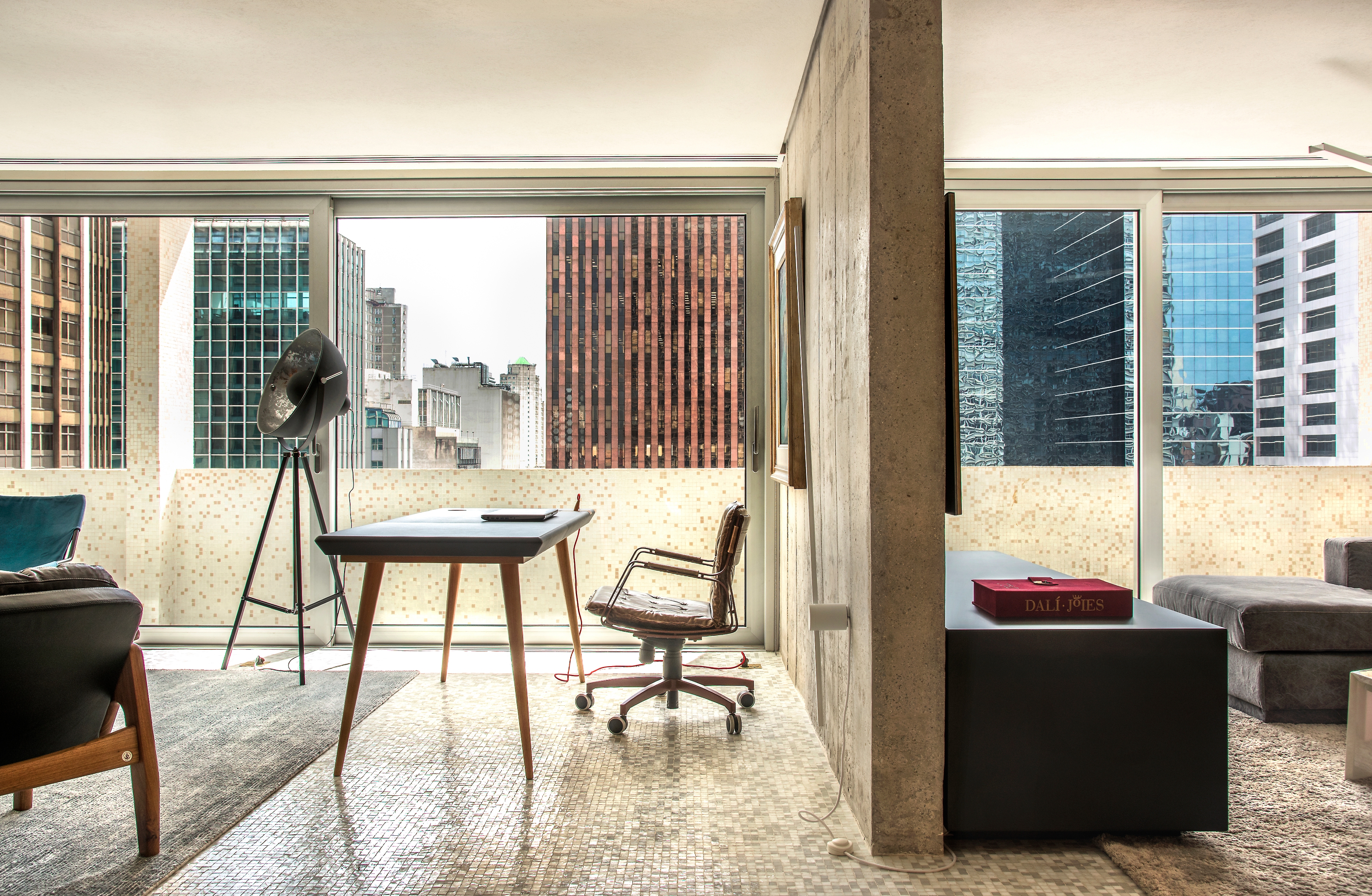 Saito Arquitetos redesigns Sao Paulo apartment