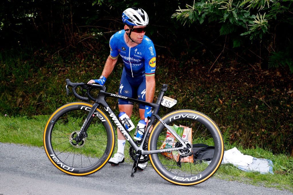 FOUGERES FRANCE JUNE 29 Mark Cavendish of The United Kingdom and Team Deceuninck QuickStep with a mechanical problem due to the broken saddled during the 108th Tour de France 2021 Stage 4 a 1504km stage from Redon to Fougres Mechanical Problem LeTour TDF2021 on June 29 2021 in Fougeres France Photo by Chris GraythenGetty Images