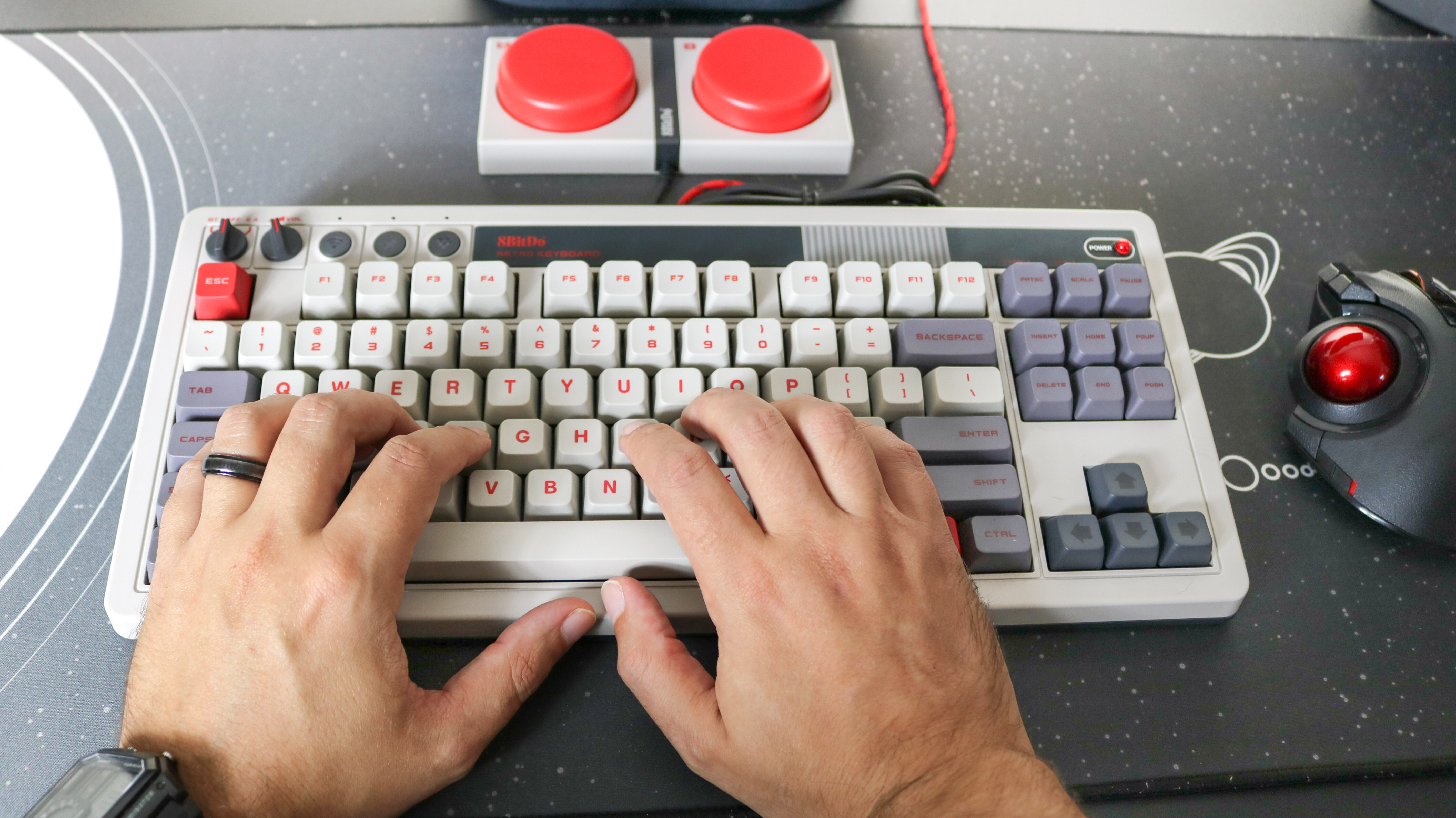 Escribiendo en el teclado mecánico 8BitDo Retro