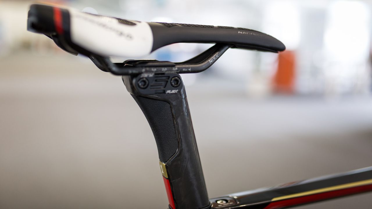 The Merida Reacto seatpost features a rubber insert that helps dampen road vibrations, increasing comfort and reducing fatigue