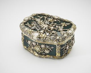 A green enamel snuffbox covered in diamonds