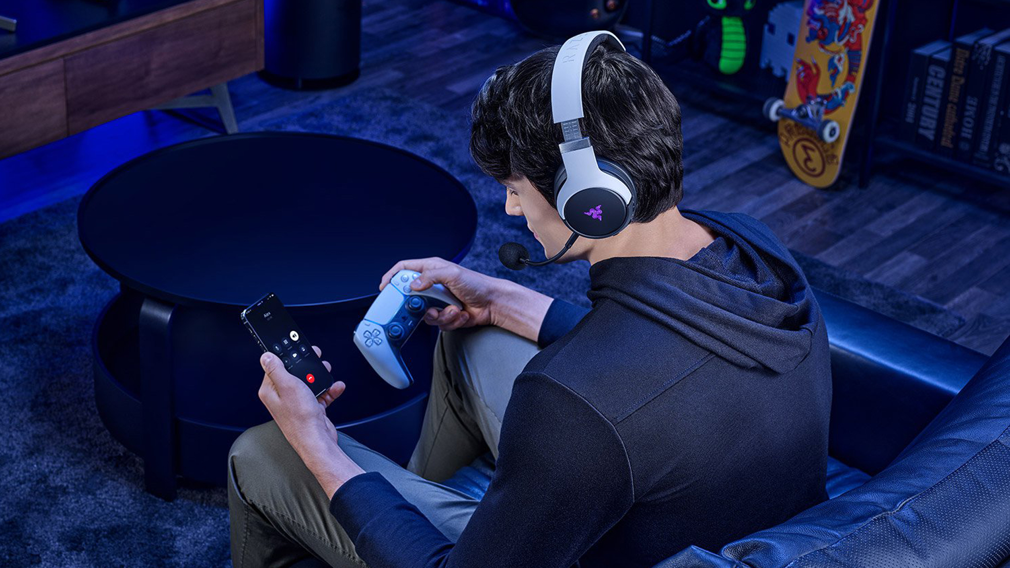 Man pairs Razer Kaira Pro for PS5 with phone