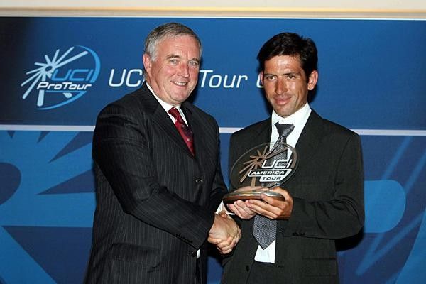 Pat McQuaid congratulates Edgardo Simon, the winner of the America Tour