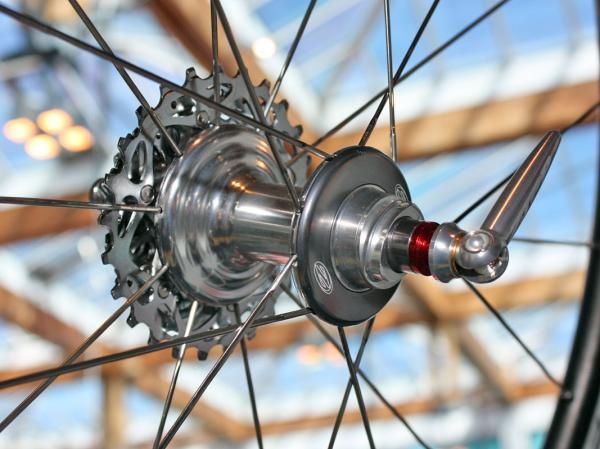 Zipp uses its latest hubs on the revamped 808 wheels.