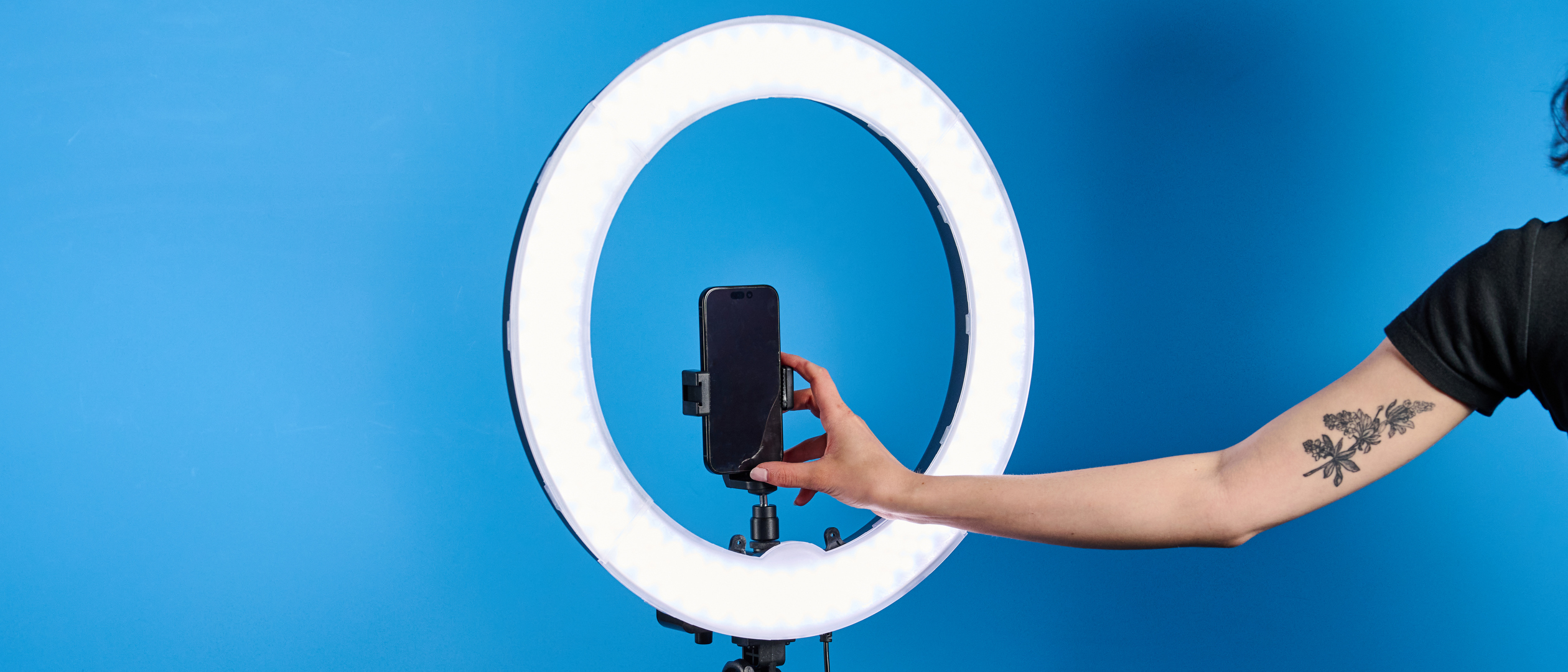 Neewer RL-18 ring light photographed in front of a blue background. 